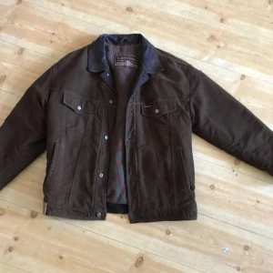  - Vintage Marlboro Classics jacka - Storlek large  Trevligt vintage skick. 80/90-tal. Hämtas i Uppsala eller kan skickas mot fraktkostnad. 