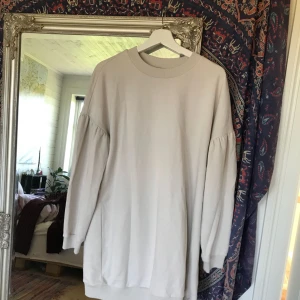  - En lång collegeklänning i storlek L. Aldrig använd((: