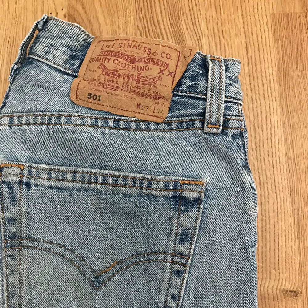 Levis 501 jeans  Strl 27  Söm på bakfickan har gått upp lite, plus litet hål vid fickan (se bild 3). Därav det låga priset.   Kan mötas i Stockholm alt frakta. (Köparen betalar frakt)  Endast swish. . Jeans & Byxor.