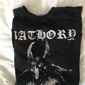  - Bathory tröja!  Bild 1 = framsida  Bild 2 = baksida 