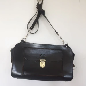  - Väska i äkta läder, behöver lagas i två hörn och drag-grejen på dragkedjan är trasig