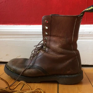 - Välälskade och därför mycket slitna och billiga bruna Dr Martens, frakt +30kr