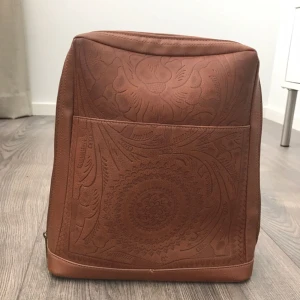 En fin brun färgad väska till salu - Mönstrad brun ryggsak.  (Köpare står för frakten)
