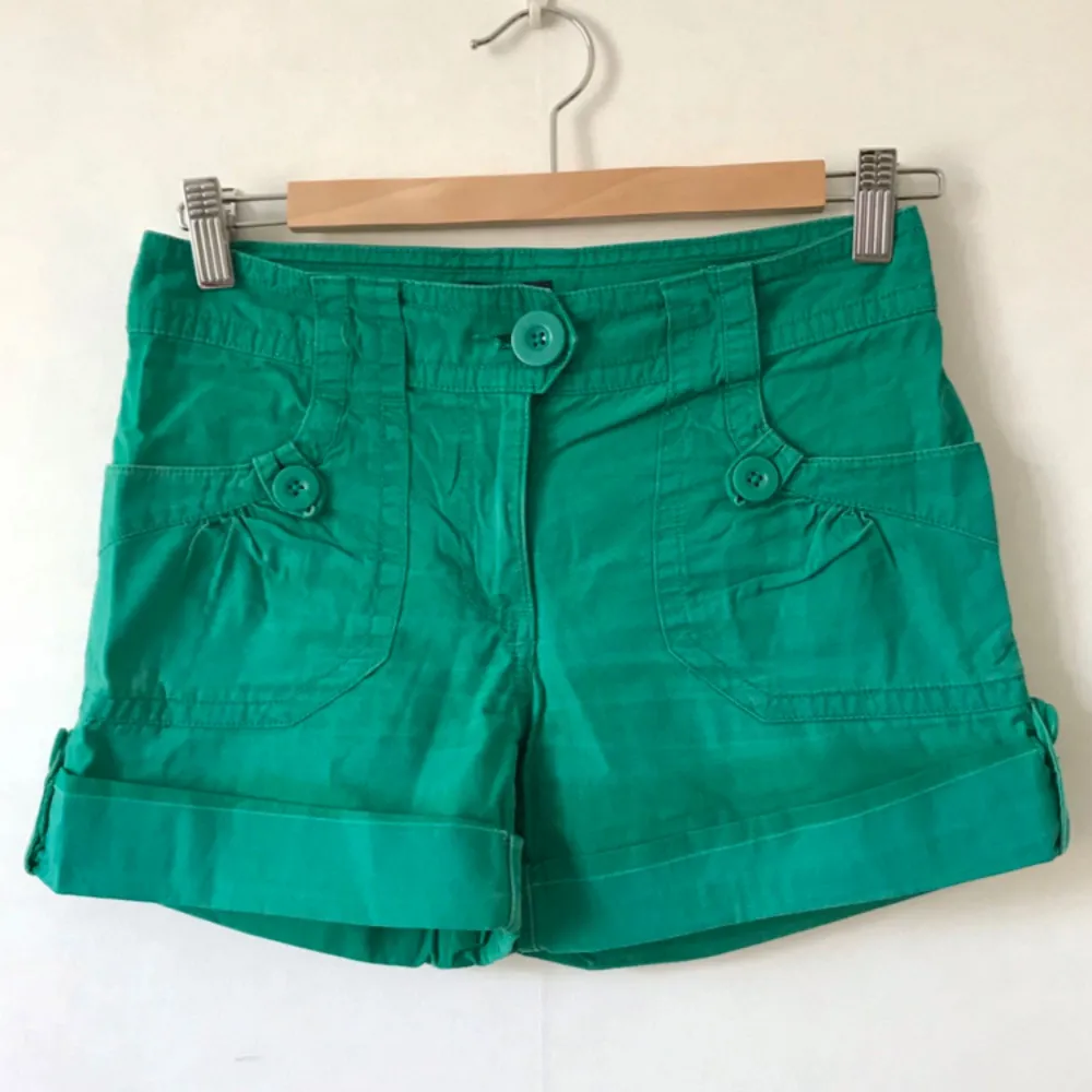 Gröna shorts från H&M, storlek 34. Litet blekningar i tyget, se bild, men gott skick utöver!  Kan mötas i Stockholm eller skicka mot fraktkostnad! ✨🌸✨. Shorts.