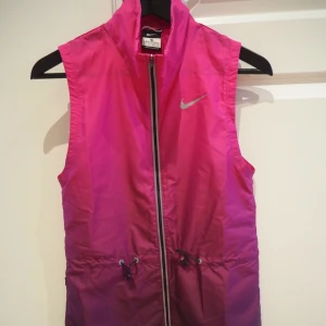  - VAD: Väst löparväst från Nike running. Med reflexer. STORLEK: XS SKICK: NY!