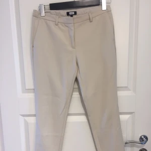  - Beiga chinos från bikbok använda en gång. I nyskick.   Garderobsrensning, se mina övriga annonser. Möjlighet till samfrakt.   Köparen står för frakt. Ansvarar ej för postens ev slarv.
