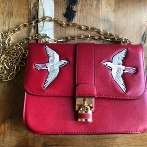  - Röd oanvänd väska i bra skick, kan möta upp annars får köparen stå för frakt :)