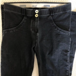  - Säljer byxor från Freddy, oanvända i storlek small. 