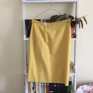  - Snygg och stilren kjol i ullmaterial. Täcker väl och rätt lång med en slits baktill. Oanvänd!