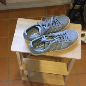  - Grå/rosa Adidas. Använda ca 6 gånger, superfint skick. 