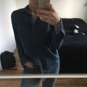  - Från ginatricot, jeansfärgad skjorta.