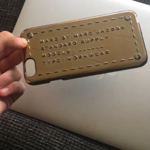  - Marc Jacobs skal till iPhone 6s, lite slitningar men inget man tänker på!! Kostade runt 500 som nytt!  SKICKAR EJ!!