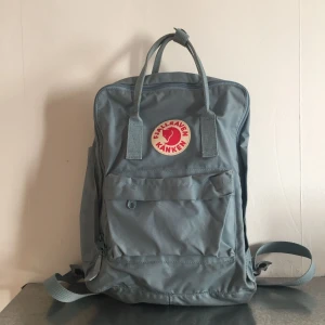  - Klassisk kånken-ryggsäck i stort format med dragkedja som öppnar hela huvudfacket. Urtagbart sittunderlag mot rygg. 