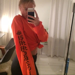  - Asball långarmad tröja med text på armarna. Köparen står för frakt