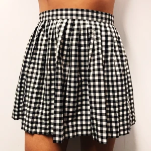  - Svartvit mönstrad kjol i storlek 38 från Monki säljes för 50kr, frakt tillkommer. (Kan även mötas upp i Malmö) Betalning sker via swish.