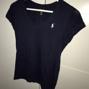  - Superfin tröja i bra kvalitet från Ralph Lauren. Använd två gånger då den är lite stor för mig. Passar även small. 