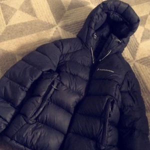  - Peakperformance vinterjacka i färgen granit  Går att sänka priset men var rimliga 