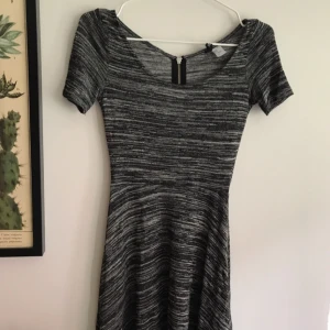  - Grafitgrå klänning från hm. Mötes uppnå Uppsala, annars betalar köparen frakten 