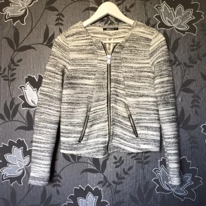  - Kofta från Gina, sparsamt använd. Stl 36