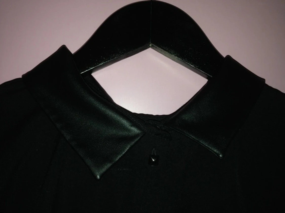 Svart skjorta med krage i skinnimitation och nitar till knappar. Snygg och skön från HM - 1384367660