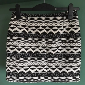  - Superfin mönstrad kjol, köpt på Lindex. Fodrad och med dold dragkedja bak. Endast använd två-tre ggr så den är som ny!