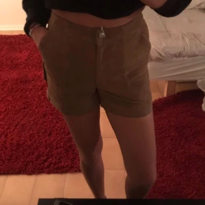  - Helt nya oanvända mocka shorts från Jofama. 