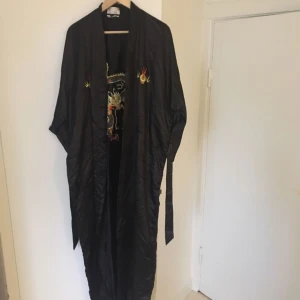  - Snygg kimono som tyvärr aldrig kommer till användning. Står storlek XL, jag brukar dock ha storlek S så den funkar på mig fast lite over size. Köparen står för frakt. 