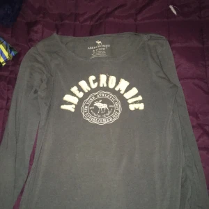  - Mörkgrå långärmad t-shirt från abercrombie