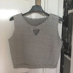  - Crop Top köpt på secondhand. Använd 1-2 gånger endast. Står ej storlek på den men gissar på S.   Köparen står för frakt, har Swish :) 