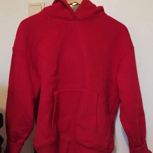 Jättefin röd hoodie som jag tyvärr aldrig använder, passar jättebra nu i jul 😄 