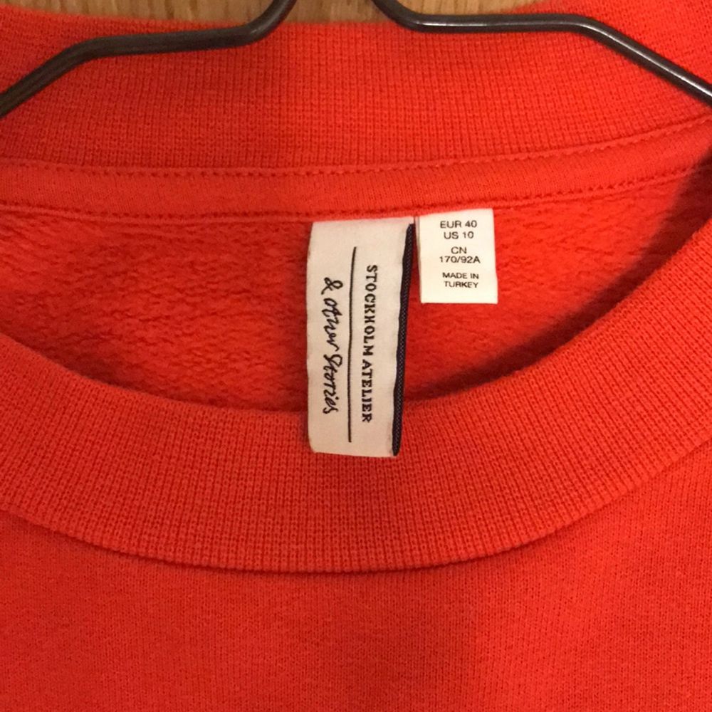 Tjock tröja från other stories med en orange fin färg endast använd 2 ggr. . Tröjor & Koftor.