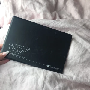  - Contour och blush palett med superfina färger. Använd en del, därav det låga priset! 