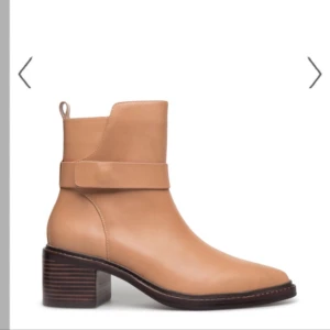  - Tiger of Sweden Beige Raysse Boots Strl 39. Helt nya, men finns en fläck som syns inte i verkligheten (kolla sista bilden). Jätte fina och bekväma. Normala i storleken.