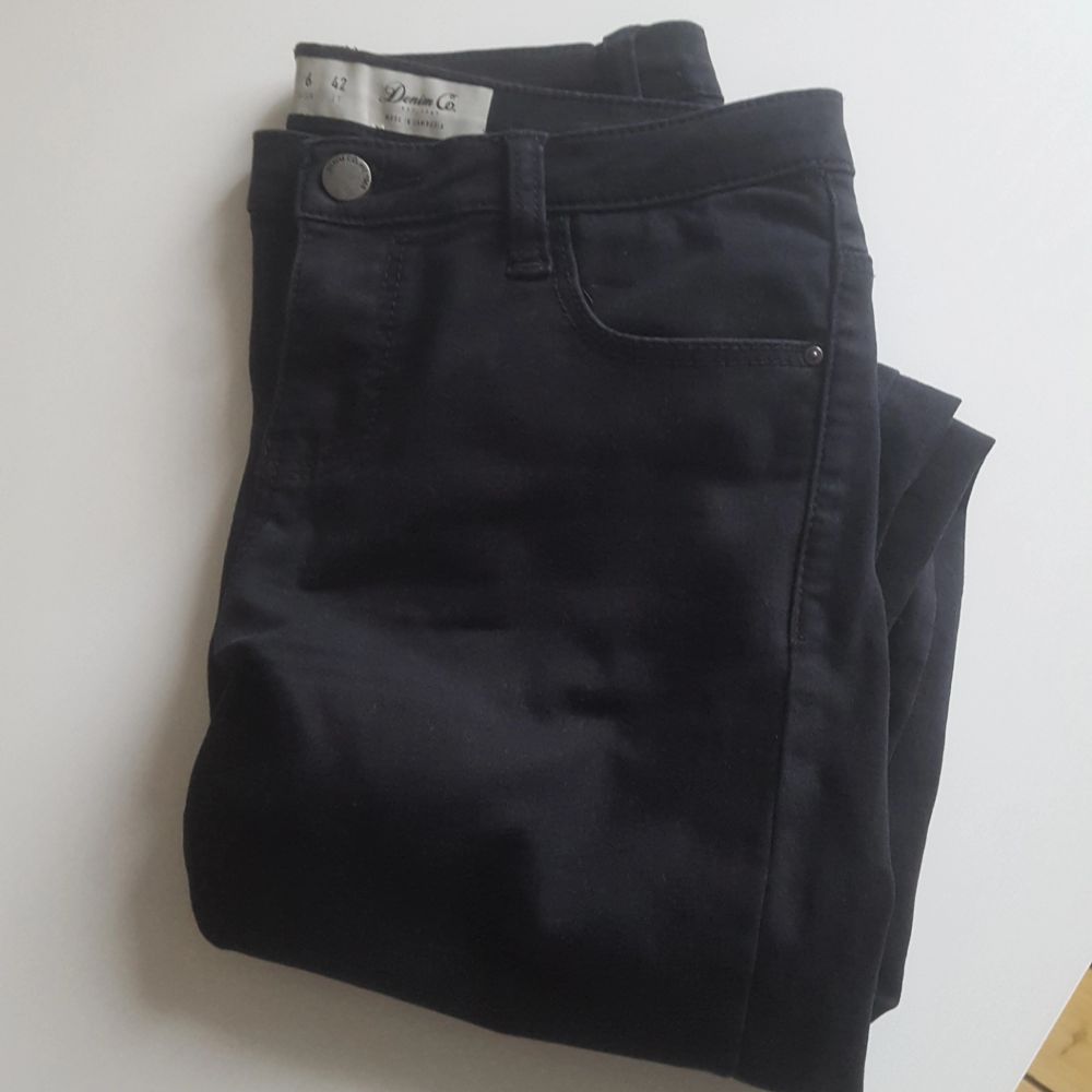 Näst intill oanvända jeans. Köparen står för frakten. Kan mötas upp i Gävle, Stockholm eller Sundsvall. . Jeans & Byxor.