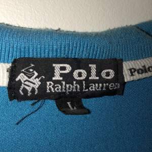 Äkta Ralph lauren polo tröja, det står att det är storlek L, men jag som är S/XS passar den perfekt på, inte för tajt och absolut inte pösig!  Aldrig använd