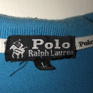  - Äkta Ralph lauren polo tröja, det står att det är storlek L, men jag som är S/XS passar den perfekt på, inte för tajt och absolut inte pösig!  Aldrig använd