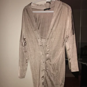  - Otroligt fin oversize klänning med snörning i mitten! Oanvänd!