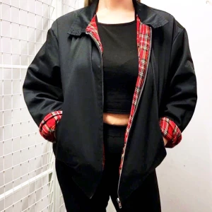  - Oversized bomberjacka från Weekday Vintage med rutigt innertyg i storlek M (passar M-L beroende på hur oversize man vill ha jackan) säljes för 80kr, frakt tillkommer. Betalning sker via swish.