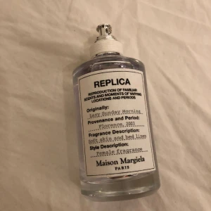  - Använd 3-4 ggr så den är nästan full. Köpt på Kicks för 850kr! Doftar underbart fräscht men den kommer tyvärr inte i användning lika mycket som mina andra dofter. Tror jag har förpackningen någonstans, kan leta upp den om du vill ha den   Beskrivning:  Med hjälp av ingredienser som päronackord, rosblad och patchouli återkallar denna doft känslan av silkeslen hud, skrynkliga lakan och den lugnande doften av nytvättat. Inspirationen till doften hittade parfymdesignern i Florens 2003, med en utsikt över Boboli-trädgårdarna. Hennes önskan var att översätta klarheten hos den vita färgen för att ge sken av en glänsande friskhet och en vit blomupplevelse för att frambringa känslan av stillhet och välmående.