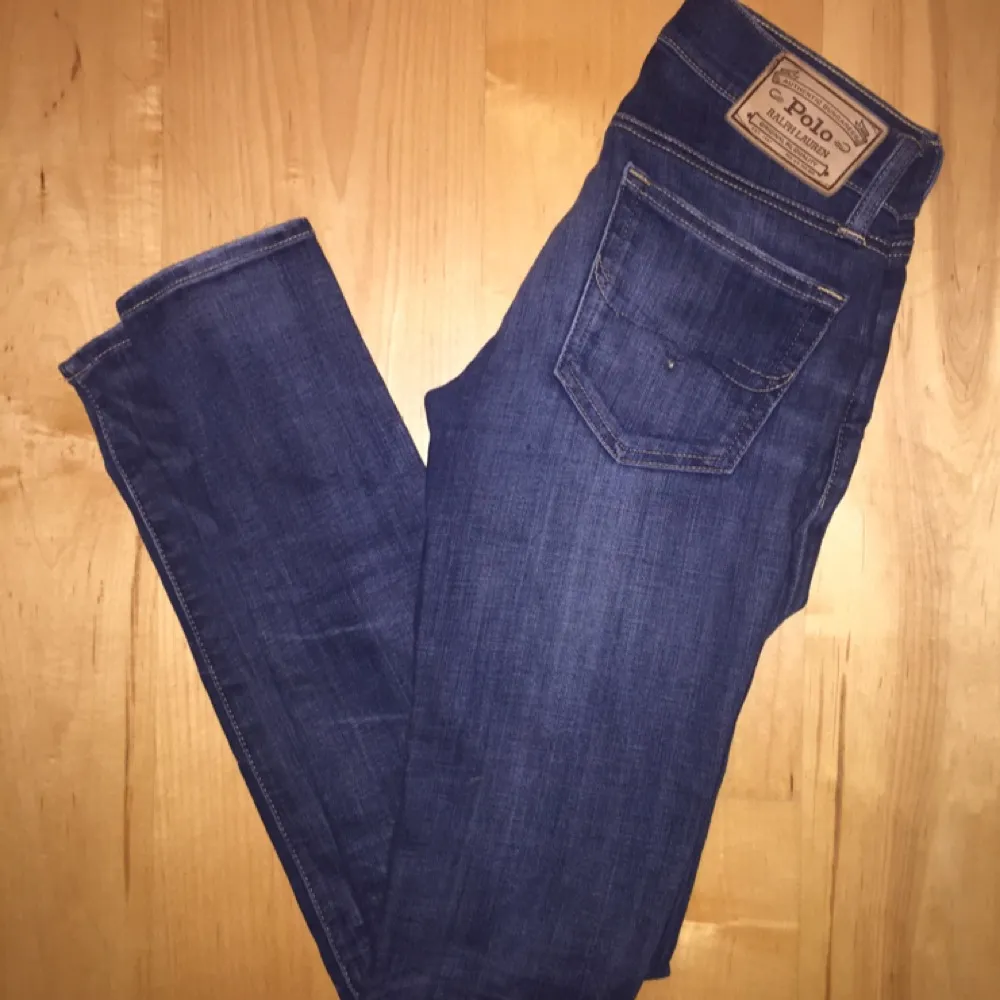 Fina och sparsamt använda blåjeans från Ralph Lauren. Low waist men väldigt sköna och mycket stretch . Jeans & Byxor.