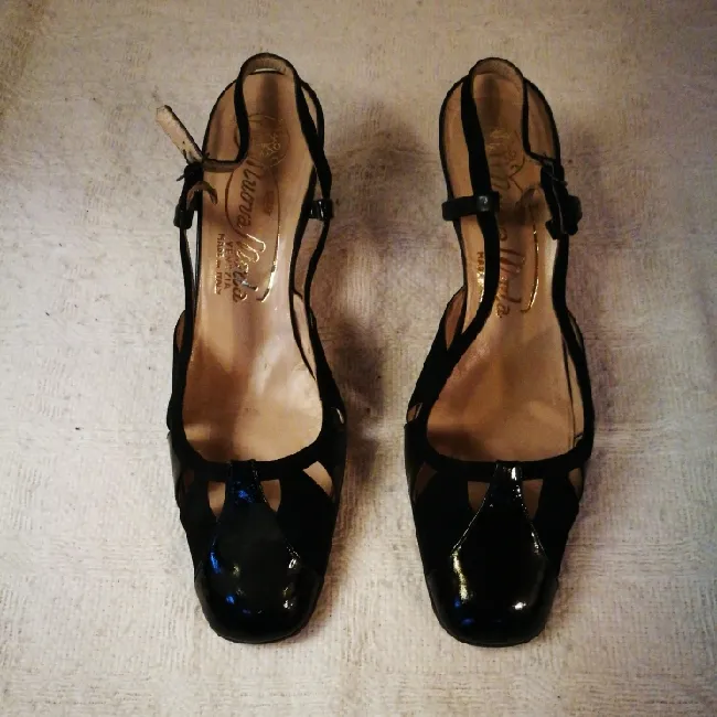 Gorgeous vintage leather heels made in Italy. The nose of the shoe is made of velvety leather and shiny leather. They are suoer comfortable and really classy but can be also worn woth more casual outfit as they're rather laid back. Definitely a unique pair and very feminine.. Skor.