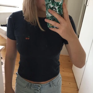  - En lite kortare t-shirt från Brandy Melville. Den är i storlek "one size", jag skulle säga att storleken kan passa XS-M då det är ett mycket stretchigt tyg.
