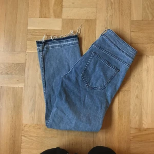  - Ljusblå croppade jeans från H&M med fransiga kanter nedtill. Väldigt sköna! 