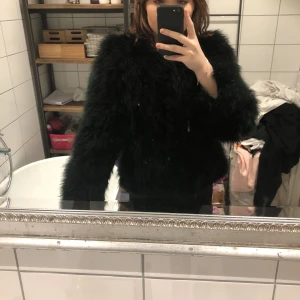  - en fin knappt använd pälsjacka ifrån pellobello, köpt denna vinter! kan mötas upp i sthlm eller frakta (köparen står för frakten)