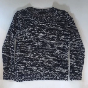  - Jätte mysig stickad tröja. Minns ej vart den är köpt. Använd fåtal gånger men är i gott skick:) Köparen står för frakt, har Swish:) 