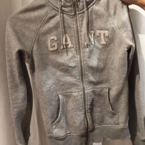  - Huvtröja från GANT. Bra skick 