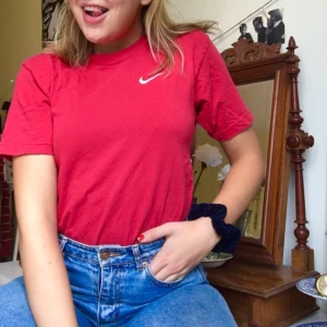  - Skitsnygg röd t-shirt från Nike! Köpt på second hand och i SÅ bra skick. Snygg till allt, älskar!!! 