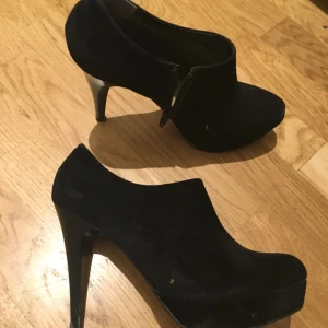  - Bekväma klackar med lite ”luden” yta. Använda men i bra skick. 