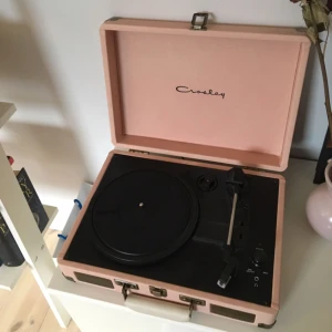  - Rosa Crosley Vinylspelare, knappt använd från Urban Outfitters. I perfekt skikt! Fraktar inte. 