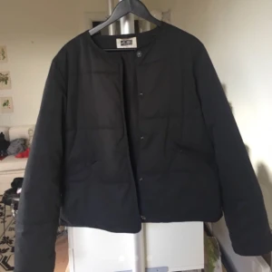  - En varm och skön vinterjacka med knappar från Weekday, strl L men passar bra till en S/M. Bra skick! 